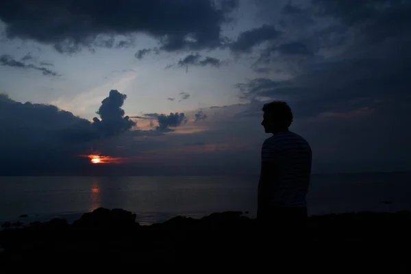 Gün Batımında Gün Doğumunda Okyanusu Denizi Izleyen Bir Adam Kişinin — Stok fotoğraf