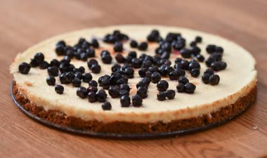 Üstünde yaban mersini olan lezzetli bir pasta.