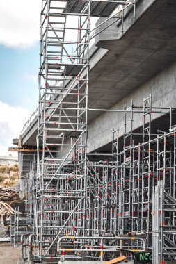 Şehirdeki bir köprüdeki inşaat alanının fotoğrafı.