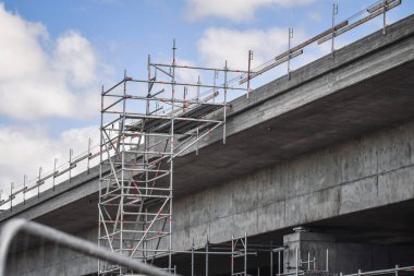 Şehirdeki bir köprüdeki inşaat alanının fotoğrafı.