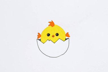 Beyaz kağıda veya arka planda bir Paskalya yumurtası ve tavuğu çizimi