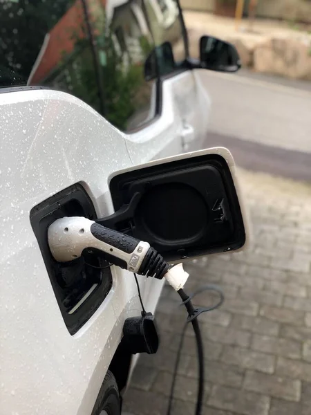 Photo Electric Car Being Charged Electricity — Stock Photo, Image