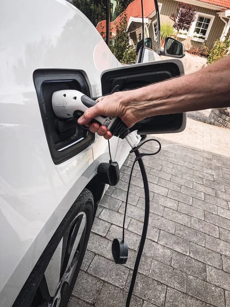 Homem Colocando Carregador Seu Carro Elétrico Branco — Fotografia de Stock