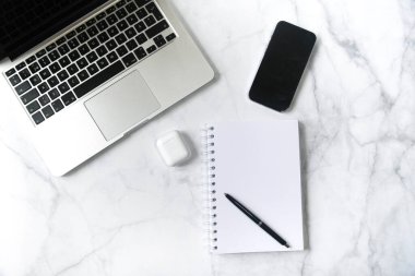 Dizüstü bilgisayar, cep telefonu ve defter