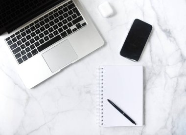 Dizüstü bilgisayar, cep telefonu ve defter