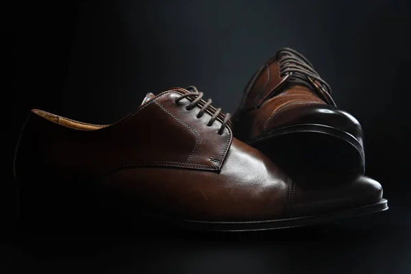 Siyah Stüdyo Arka Planında Koyu Kahverengi Ayakkabıların Fotoğrafı — Stok fotoğraf