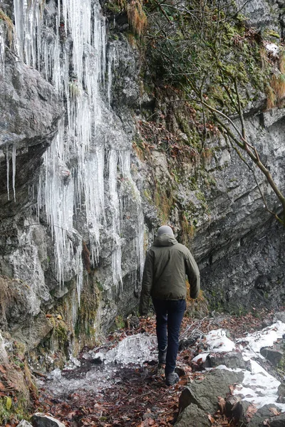 Man Walking Dangerous Path Mountains Cliff Big Sharp Icicles — Stock Photo, Image
