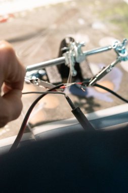 Elektrik işi yapan bir adamın makro görüntüsü. Ya da kurşunu eriterek kabloları bir araya getirmek.