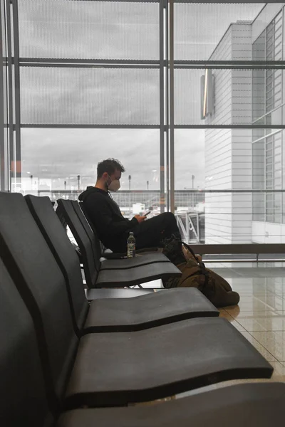 Foto Van Een Man Wachtend Het Vliegveld Met Gezichtsmasker Stockfoto