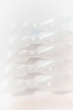Beyaz arkaplanda göz damlaları için konteynırların fotoğrafı