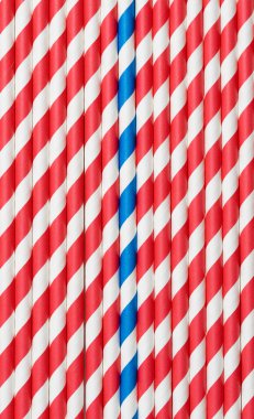 Yukarıdan kırmızı ve beyaz pipetlerin tam kare fotoğrafı, mavi pipet farklıdır.