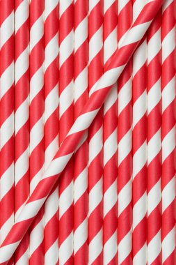 Yukarıdan gelen kırmızı ve beyaz pipetlerin tam kare fotoğrafı