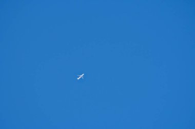 Mavi boş gökyüzünde bir uçağın fotoğrafı.