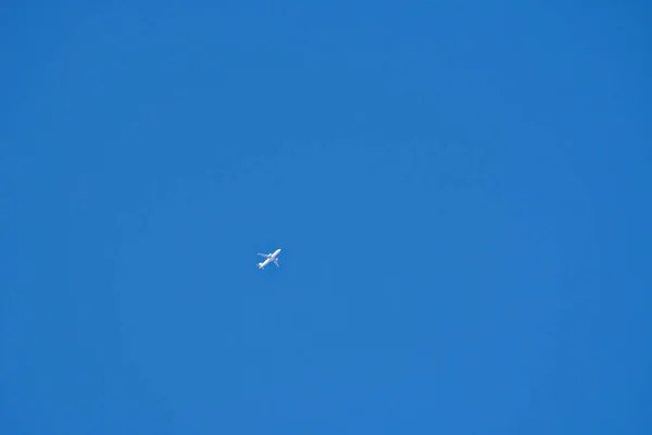 Photo One Airplane Blue Empty Sky — Stock Photo, Image