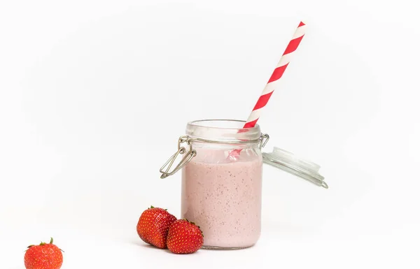 Foto Estudio Batido Fresa Batido Con Paja Roja Sobre Fondo — Foto de Stock