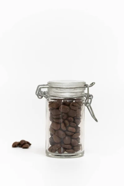 Kahve Çekirdeklerini Beyaz Arka Planda Kavanozda Gösteren Stüdyo Fotoğrafı — Stok fotoğraf