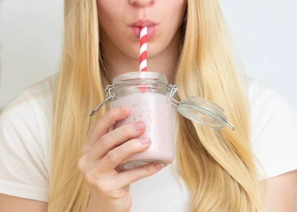 Eine Junge Frau Trinkt Einen Erdbeer Milchshake Oder Smoothie — Stockfoto