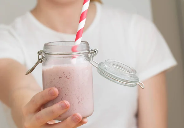 Eine Junge Frau Hält Einen Erdbeer Milchshake Oder Smoothie Der — Stockfoto