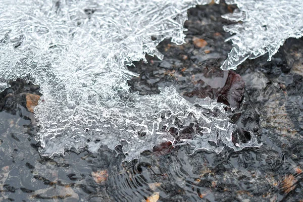 Foto Moldura Completa Água Corrente Gelo Congelado Rio Durante Inverno — Fotografia de Stock