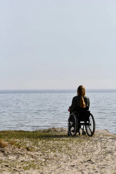 Silhouette Person Wheelchair Sitting Watching Sea Beach Fotos de stock libres de derechos