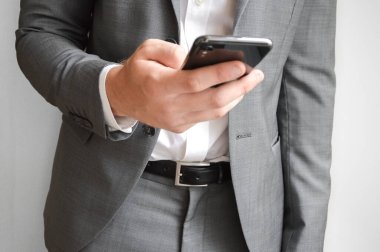 İletişim kurmak için cep telefonu tutan işadamlarının orta kesimi