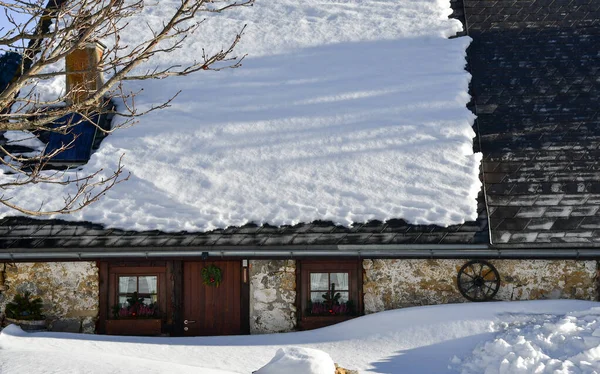 Dom Lub Domek Pokryty Śniegiem Sezonie Zimowym — Zdjęcie stockowe