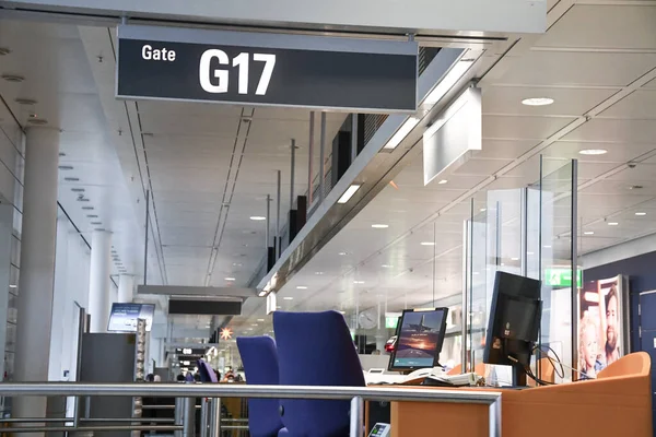空港のゲートと書かれた看板の写真 — ストック写真