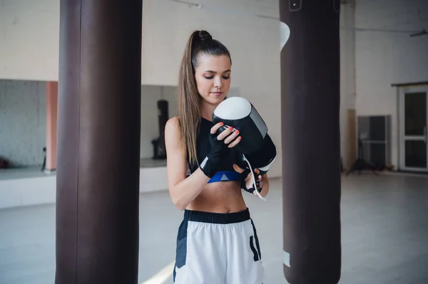 Mladý sportovec se během dne připravuje na boxerský trénink s boxerskými taškami v tělocvičně — Stock fotografie