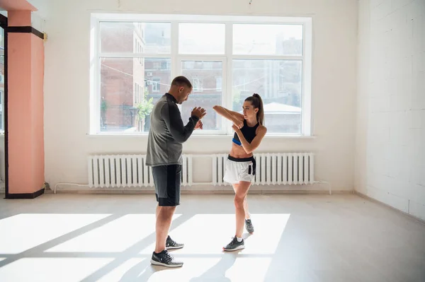 Femmina MMA combattente formazione pugni tecnica — Foto Stock