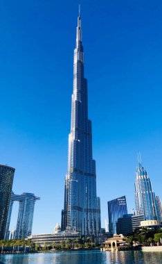 Burj Halife, Dubai 'de (BAE) 828 metre yüksekliğinde, en yüksek ve en çok katlı bina.