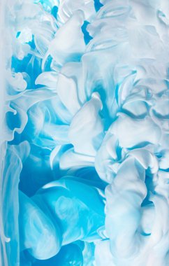 Suyun mavi ve beyaz mürekkebi beyaz arka planda izole edilmiş, çok güzel ve narin bir arka plan.