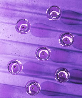 Bir bardak şarap menekşe bir yüzeye yerleştirilir. 3d oluşturma