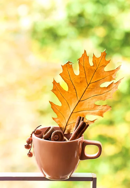 Herbstlicher Hintergrund Strauß Von Herbstblättern Und Zimtstangen Einer Tasse Auf — Stockfoto