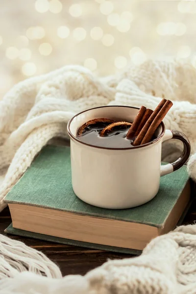 Una Taza Bebida Caliente Caliente Con Palitos Canela Una Mesa — Foto de Stock