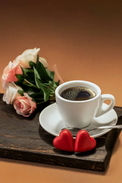 Romantic Morning Cup Coffee Two Hearts Bouquet Flowers Wooden Tray — Φωτογραφία Αρχείου