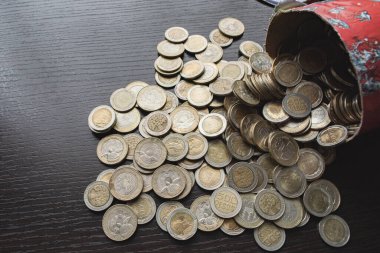 500 'lük Kolombiya sikkeleri ve 1000' lik banknotlar ahşap arka planda. Ekonomi, para, bankalar için ideal, tasarruf ve finans.