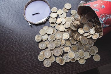 500 'lük Kolombiya sikkeleri ve 1000' lik banknotlar ahşap arka planda. Ekonomi, para, bankalar için ideal, tasarruf ve finans.