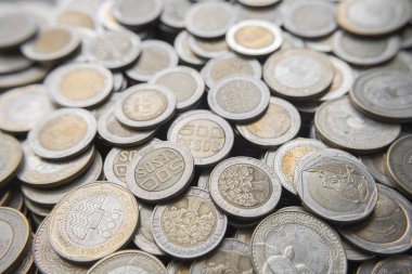 500 'lük Kolombiya sikkeleri ve 1000' lik banknotlar ahşap arka planda. Ekonomi, para, bankalar için ideal, tasarruf ve finans.