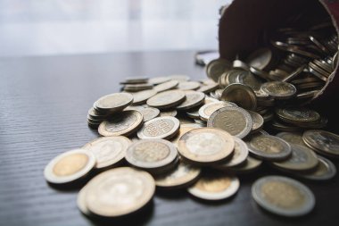 500 'lük Kolombiya sikkeleri ve 1000' lik banknotlar ahşap arka planda. Ekonomi, para, bankalar için ideal, tasarruf ve finans.
