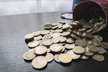 500 'lük Kolombiya sikkeleri ve 1000' lik banknotlar ahşap arka planda. Ekonomi, para, bankalar için ideal, tasarruf ve finans.