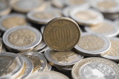 500 'lük Kolombiya sikkeleri ve 1000' lik banknotlar ahşap arka planda. Ekonomi, para, bankalar için ideal, tasarruf ve finans.