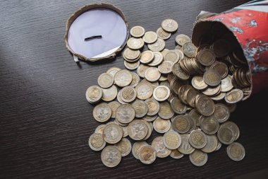 500 'lük Kolombiya sikkeleri ve 1000' lik banknotlar ahşap arka planda. Ekonomi, para, bankalar için ideal, tasarruf ve finans.