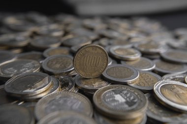 500 'lük Kolombiya sikkeleri ve 1000' lik banknotlar ahşap arka planda. Ekonomi, para, bankalar için ideal, tasarruf ve finans.