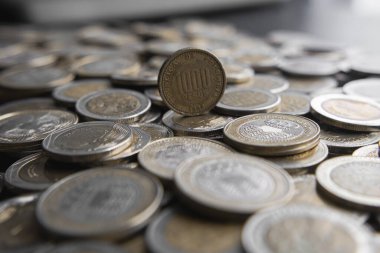 500 'lük Kolombiya sikkeleri ve 1000' lik banknotlar ahşap arka planda. Ekonomi, para, bankalar için ideal, tasarruf ve finans.