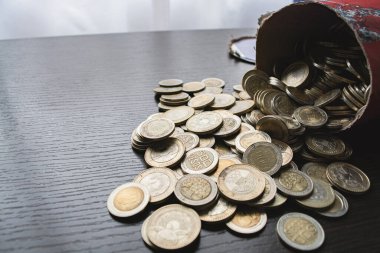 500 'lük Kolombiya sikkeleri ve 1000' lik banknotlar ahşap arka planda. Ekonomi, para, bankalar için ideal, tasarruf ve finans.