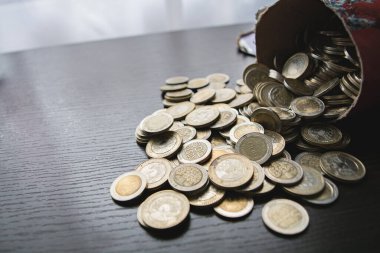 500 ve 1000 pezoluk Kolombiya sikkeleri, para devalüasyonu