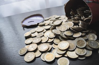 500 ve 1000 pezoluk Kolombiya sikkeleri, para devalüasyonu