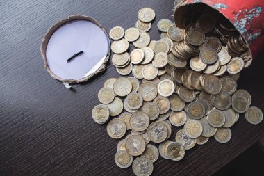 500 ve 1000 pezoluk Kolombiya sikkeleri, para devalüasyonu