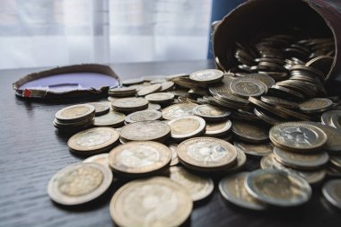 500 ve 1000 pezoluk Kolombiya sikkeleri, para devalüasyonu