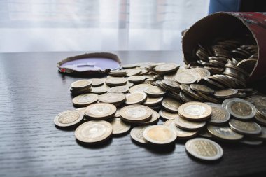 500 ve 1000 pezoluk Kolombiya sikkeleri, para devalüasyonu